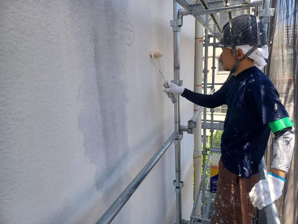 外壁塗装の下塗りをしている写真
