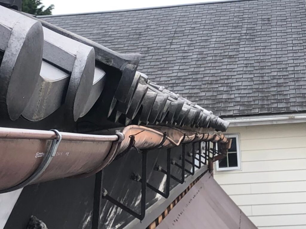 さいたま市の住宅で雨樋の詰まりを放置した結果…？外壁劣化・雨漏りを招く意外な原因と正しい清掃方法