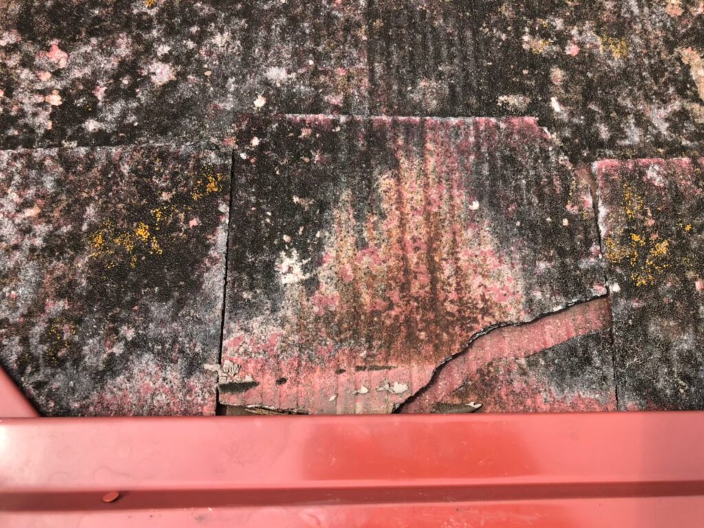 台風の影響により屋根材が割れており、雨水が侵入しやすい状態