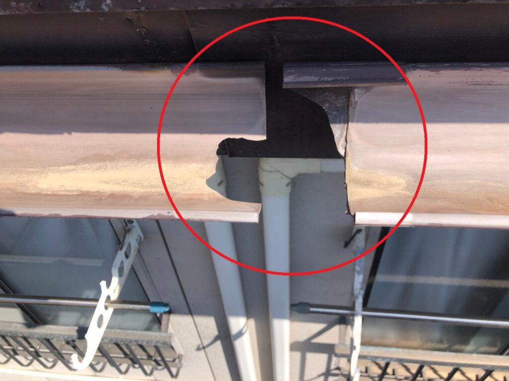 川口市の戸建てで多い雨樋トラブル 排水不良を放置すると基礎まで傷む危険性と、保険申請で費用を抑える方法