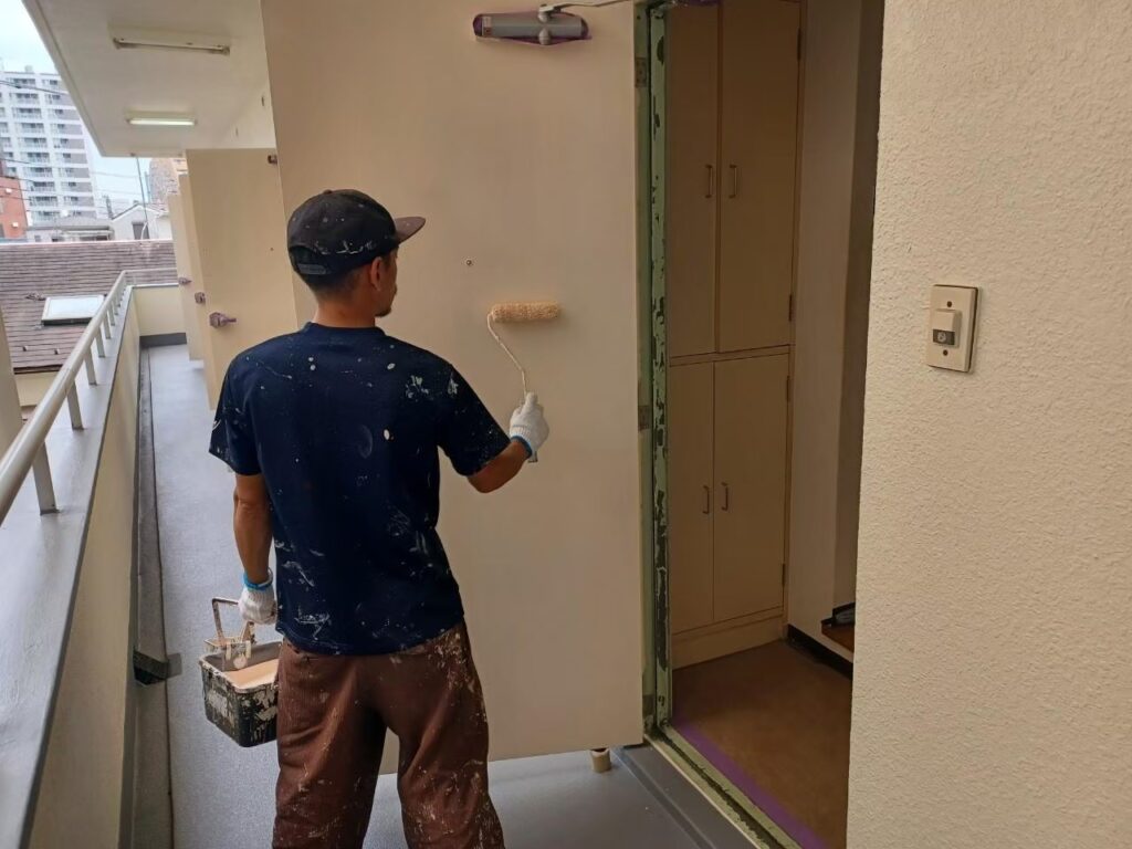 玄関ドアを塗装している写真