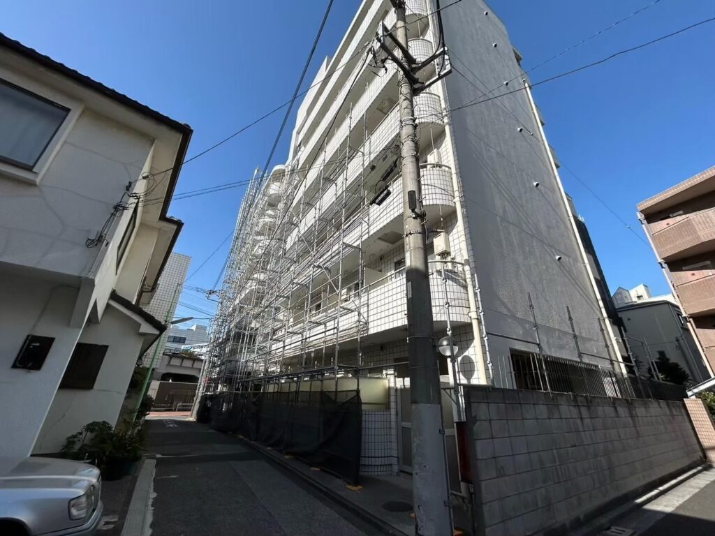 仮設足場を解体中の写真