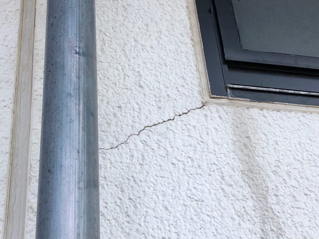 所沢エリアの戸建てで増える外壁クラック　地震による微細なひび割れが雨漏り・カビ発生に直結する理由と修理の優先順位