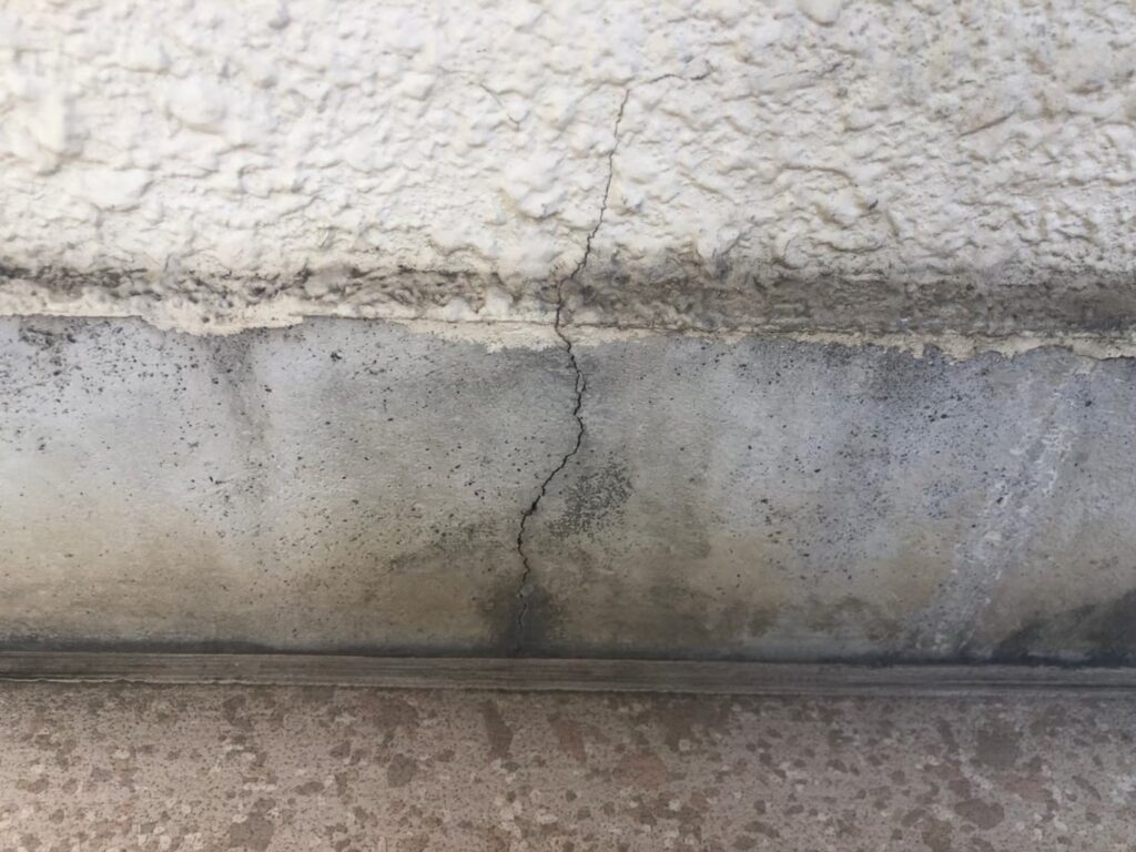 上尾市で基礎ひび割れが住宅の傾きにつながる前に知っておきたい 築年数別のリスクと早期診断で被害を最小化する方法