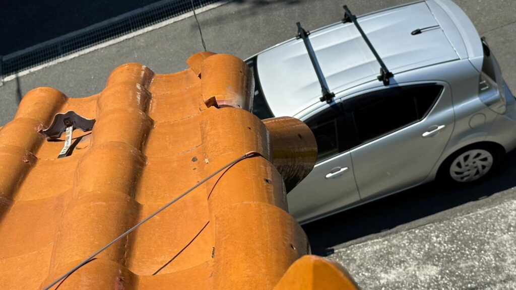 浦和で発生した地震による屋根瓦の破損事例と、雨漏りリスクを最小限に抑えるためのプロが教える補修手順と費用目安