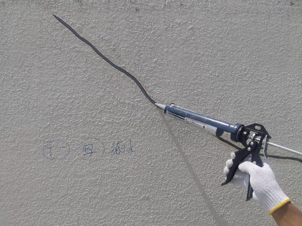 外壁のひび割れにスムースエポを補填している写真