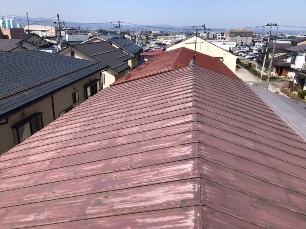 屋根材に黒ずみ汚れが発生し、防水性能が低下している状態