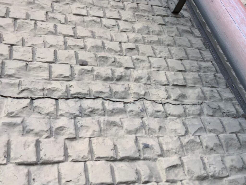 上尾市で地震による住宅外壁の亀裂や剥がれを放置すると進行する劣化の種類と、専門業者が推奨する補修タイミング