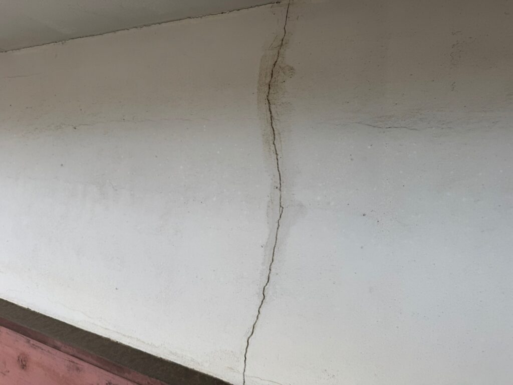 さいたま市で地震後の外壁ひび割れを見つけた時の対処法　構造への影響を最小化する補修手順と費用削減のポイント