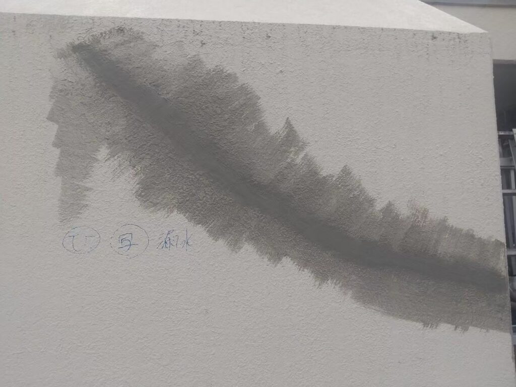 スムースエポを補填した後に外壁のひび割れをモルタルで左官し終わった写真