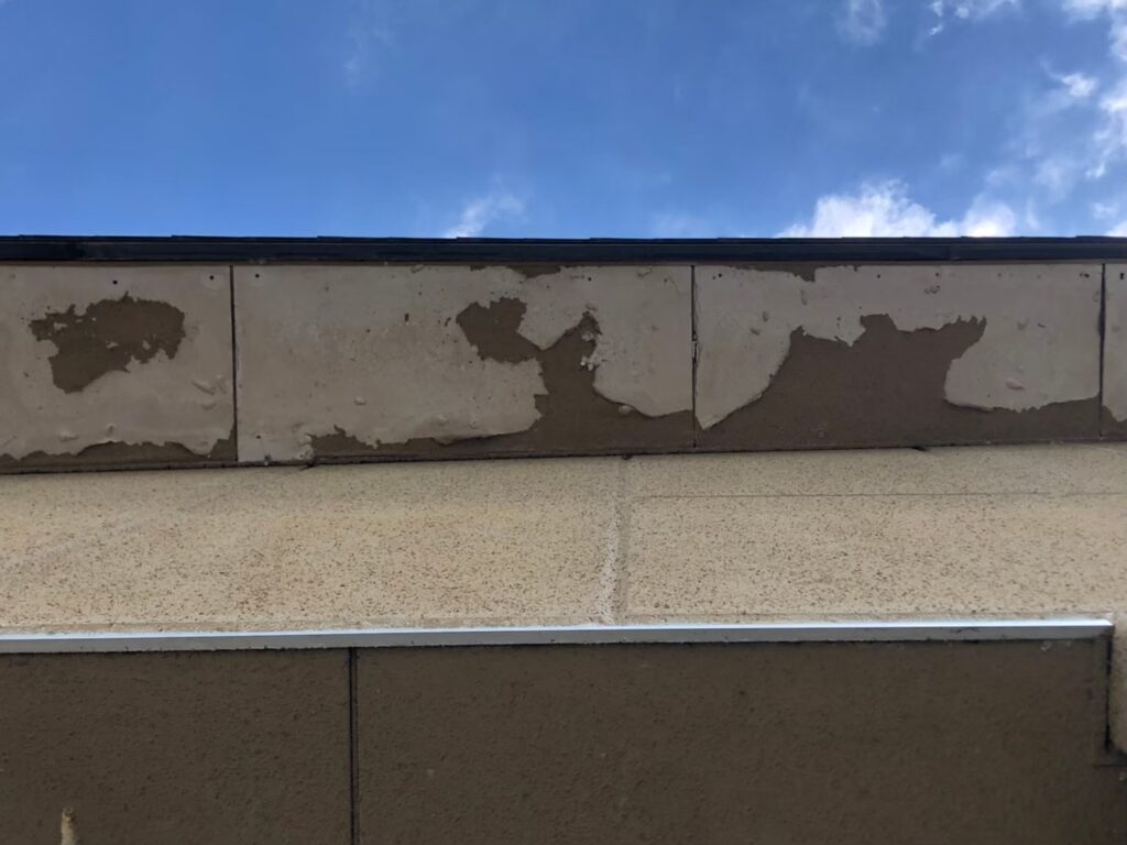 湿気や雨水の影響で軒天が腐食し、剥がれが発生している状態