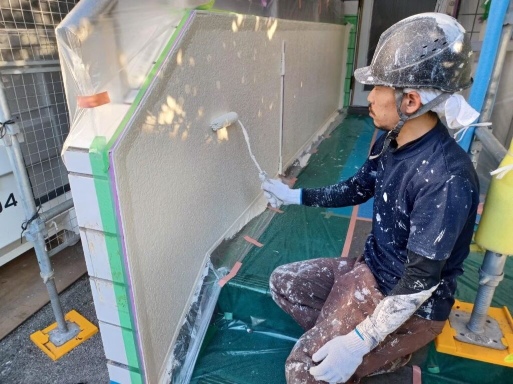 外壁塗装の上塗りをしている写真