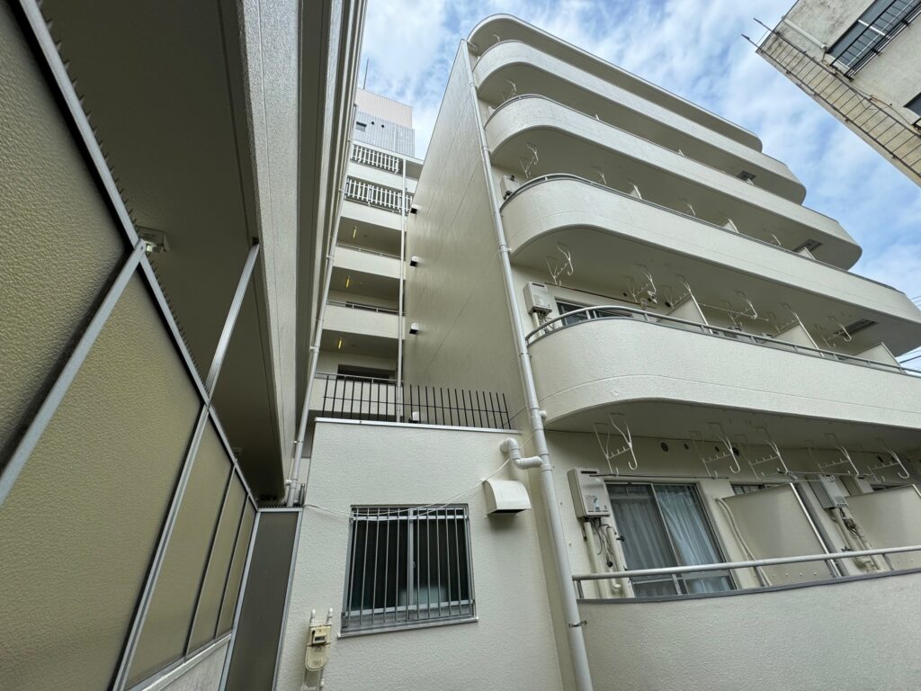 仮設足場を解体中の写真