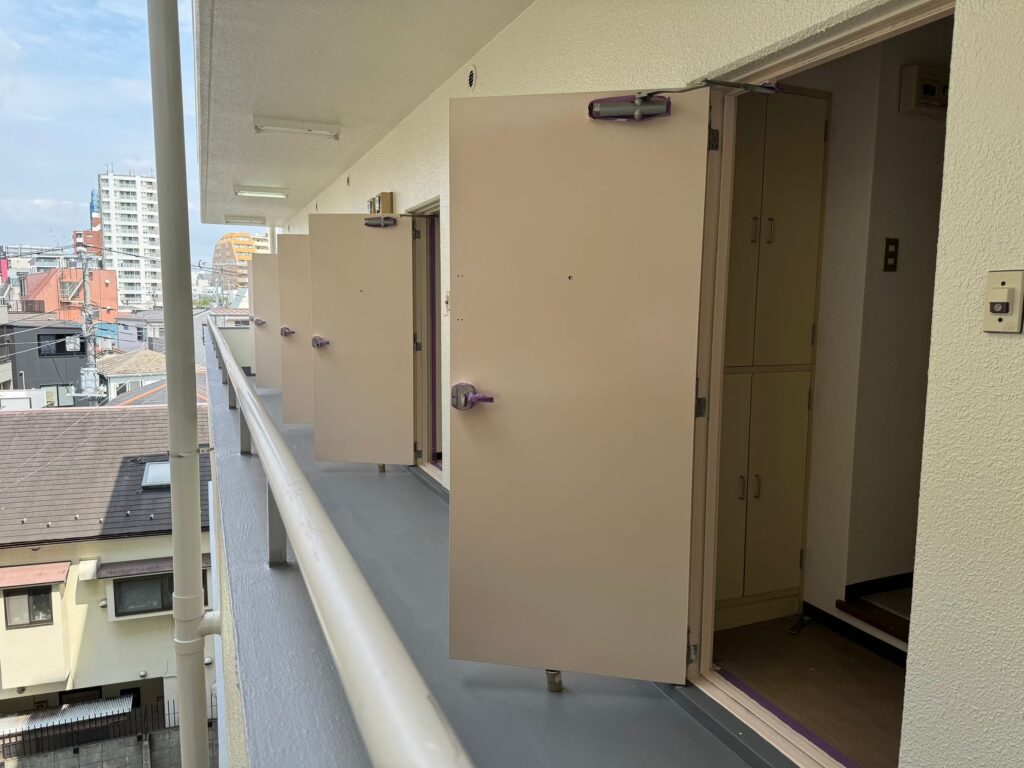 玄関ドアを塗装して乾かしている写真