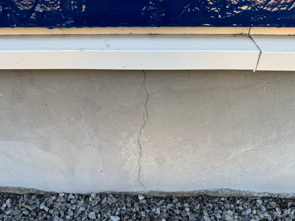 地震の影響により基礎表面にひび割れが広がり、劣化が進行している状況