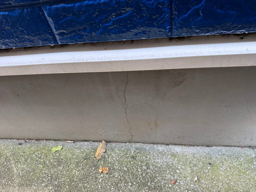 地震の影響により基礎表面にひび割れが広がり、劣化が進行している状況