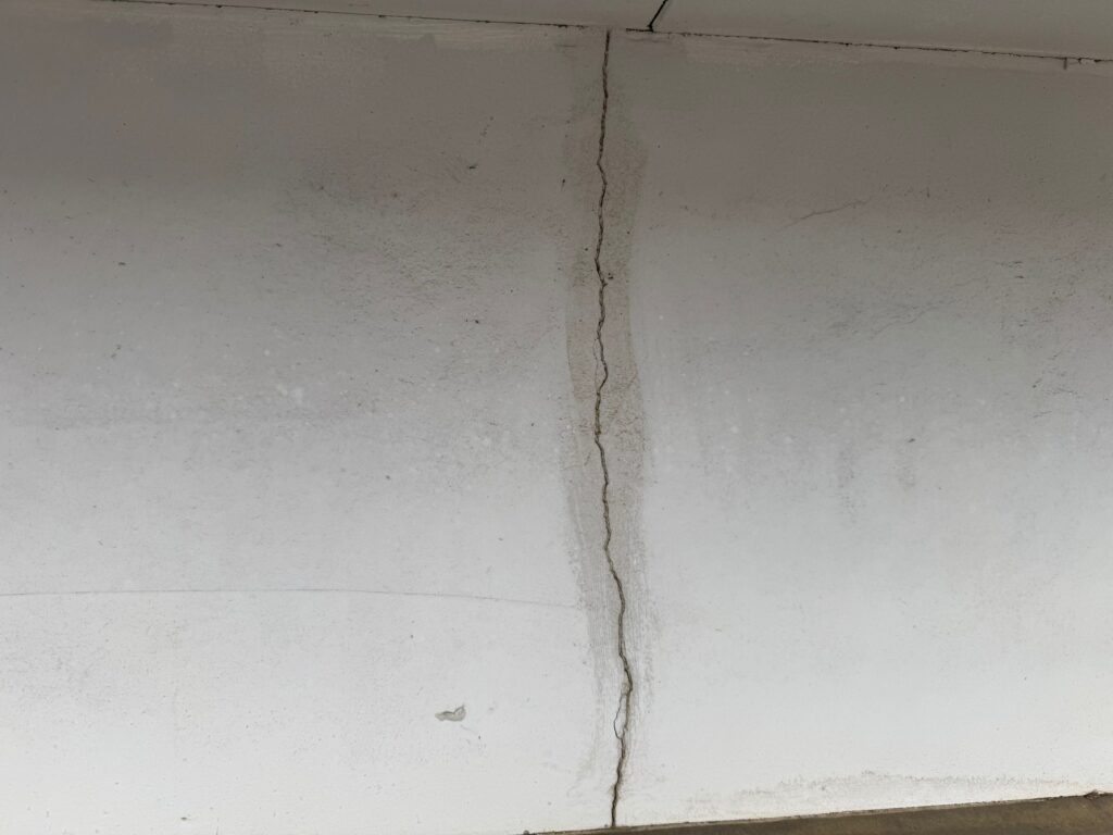 浦和で外壁のひび割れを見つけたら要注意！放置で起こる構造劣化と補修のベストタイミングとは