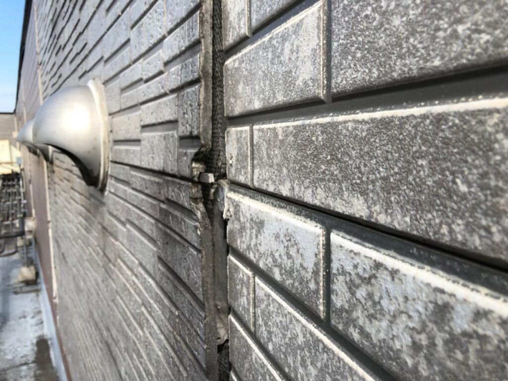 上尾市で外壁が浮いたり膨らんで見えたら要注意 内部腐食の可能性と専門店が推奨する適切な補修方法