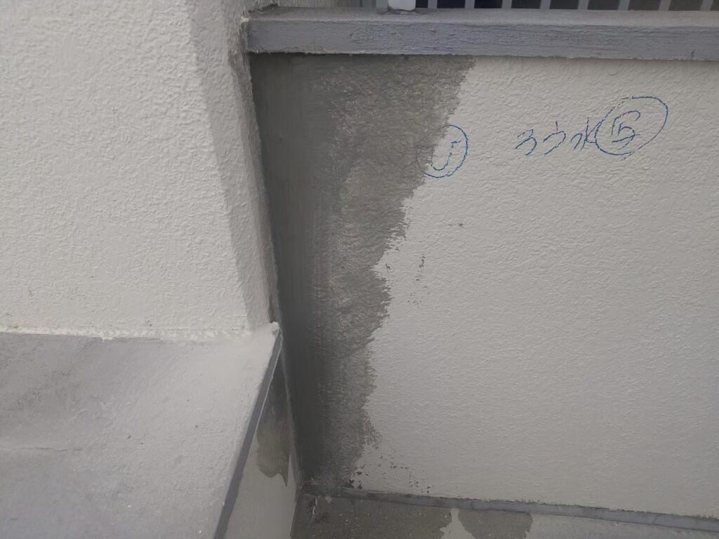 外壁のひび割れにスムースエポを補填した後にモルタルを左官した仕上がりの写真