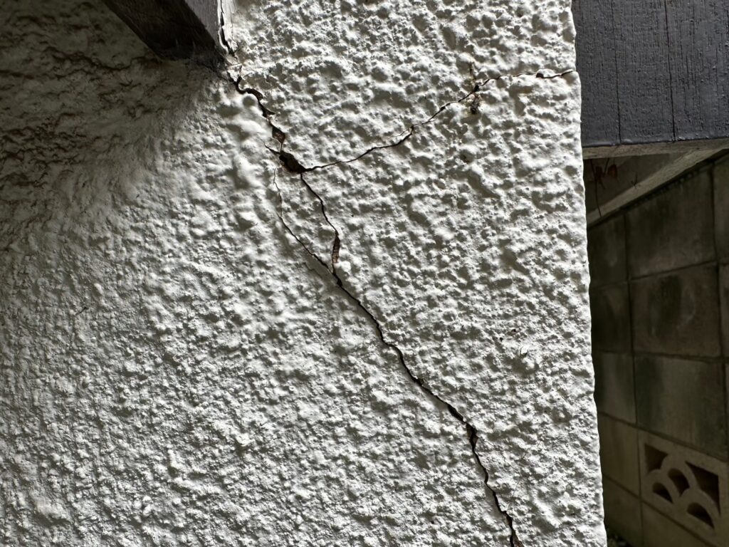地震の影響により基礎表面にひび割れが広がり、劣化が進行している状況