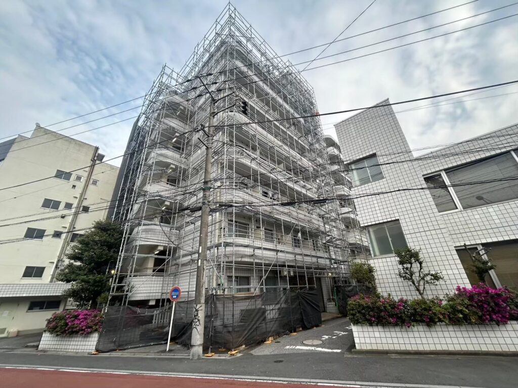 仮設足場のメッシュシートを貼る前の全景写真