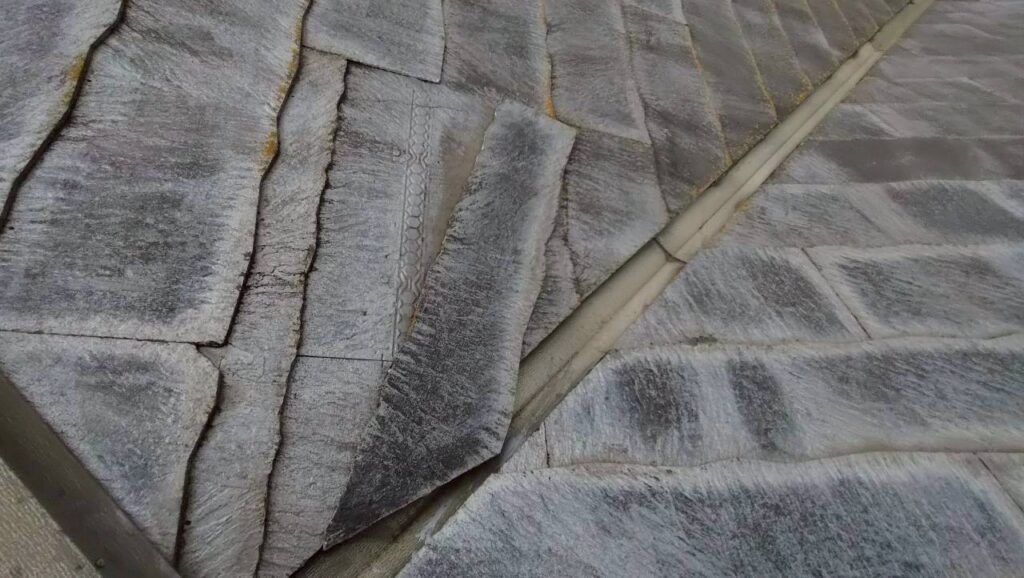 さいたま市で急増中の雨漏り被害！屋根のひび割れ・棟板金の浮きを見逃さないための点検チェックリスト