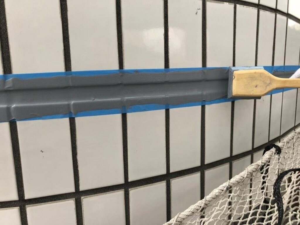 コーキングをヘラでなびっている写真