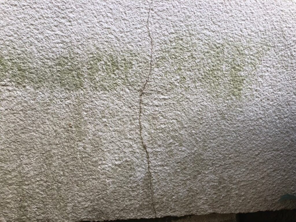 地震の影響により基礎表面にひび割れが広がり、劣化が進行している状況