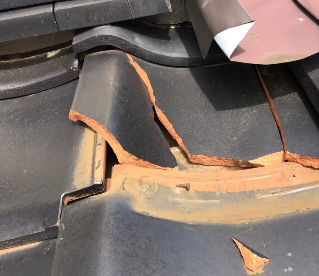 台風の影響により屋根材が割れており、雨水が侵入しやすい状態