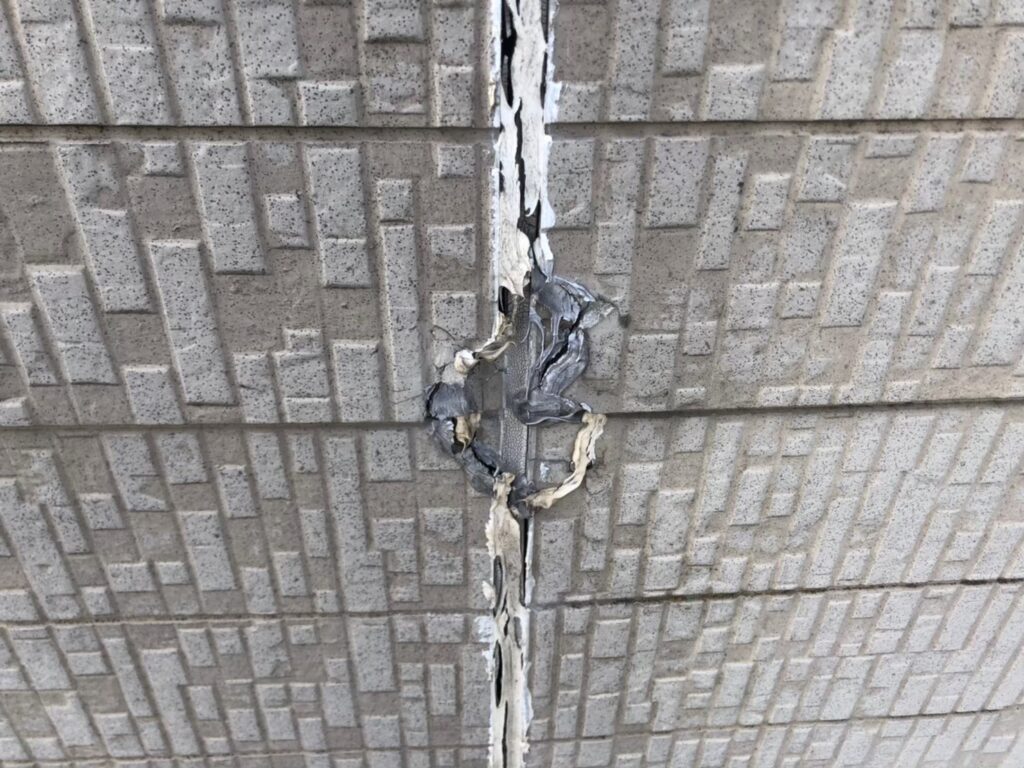 経年劣化によりコーキングが硬化し、ひび割れが確認できる様子