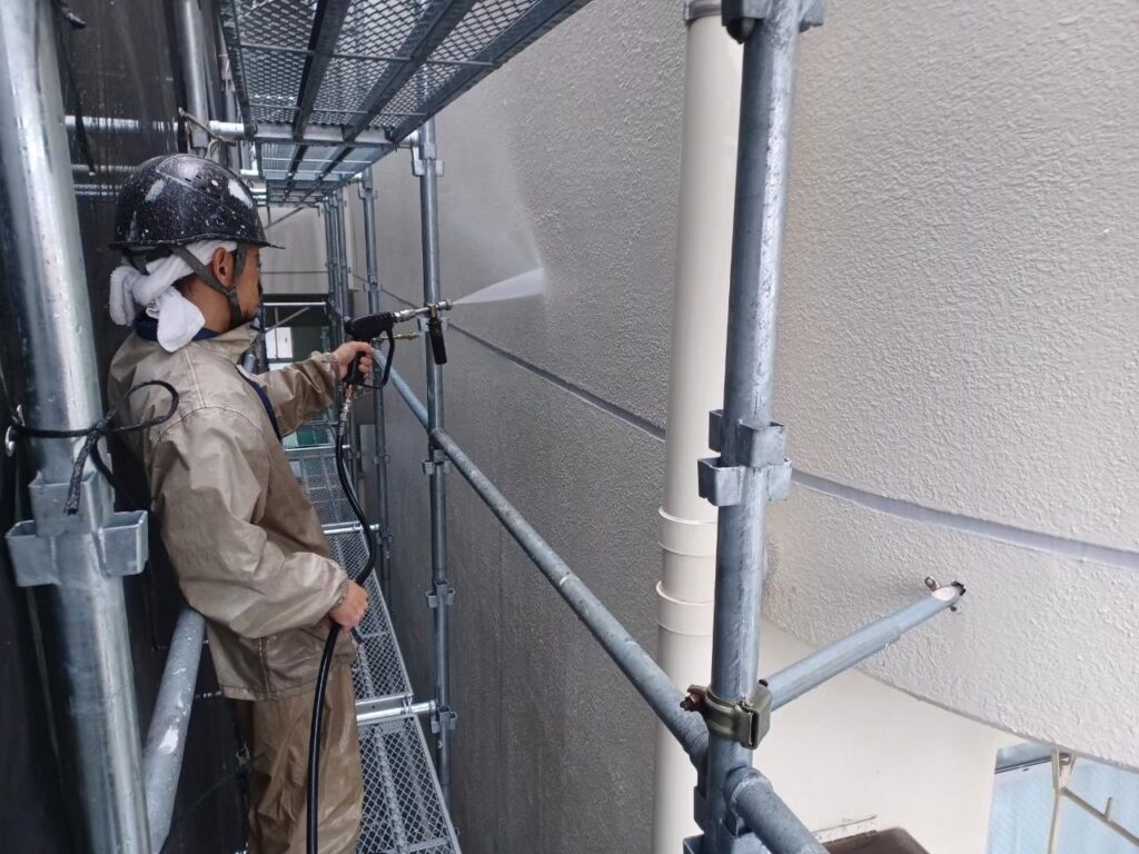 外壁の高圧洗浄をしている写真