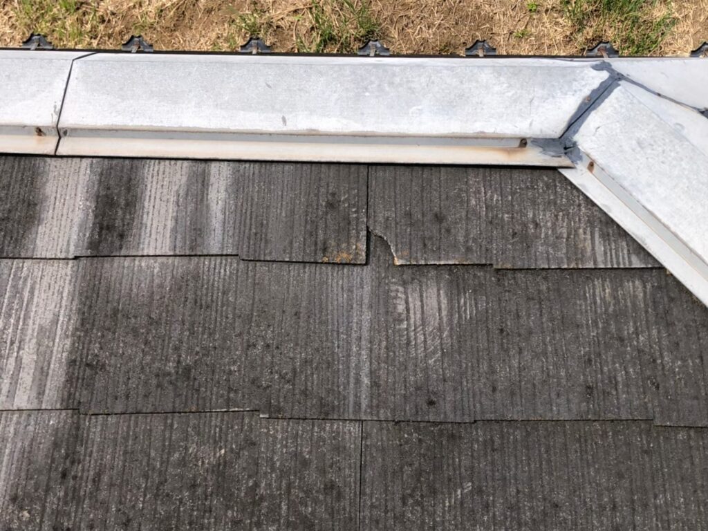台風の影響により屋根材が割れており、雨水が侵入しやすい状態