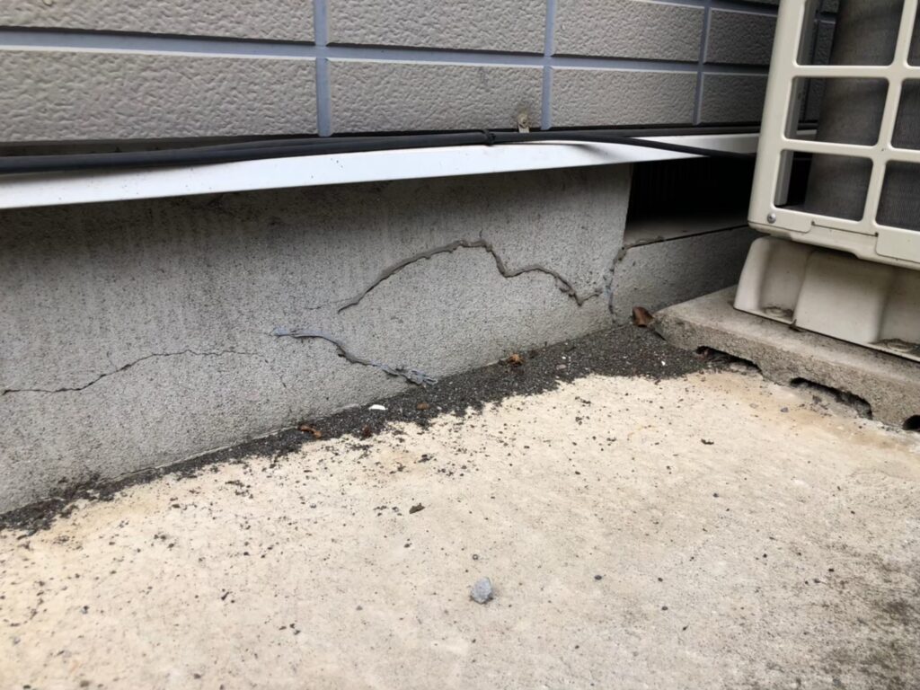 地震の影響により基礎表面にひび割れが広がり、劣化が進行している状況