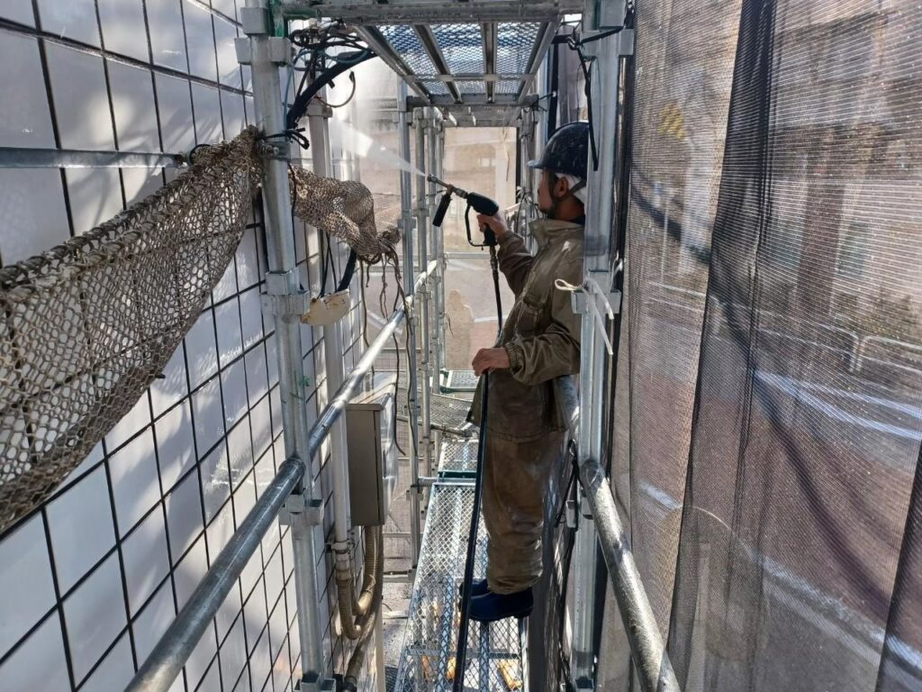 外壁タイルの高圧洗浄をしている写真