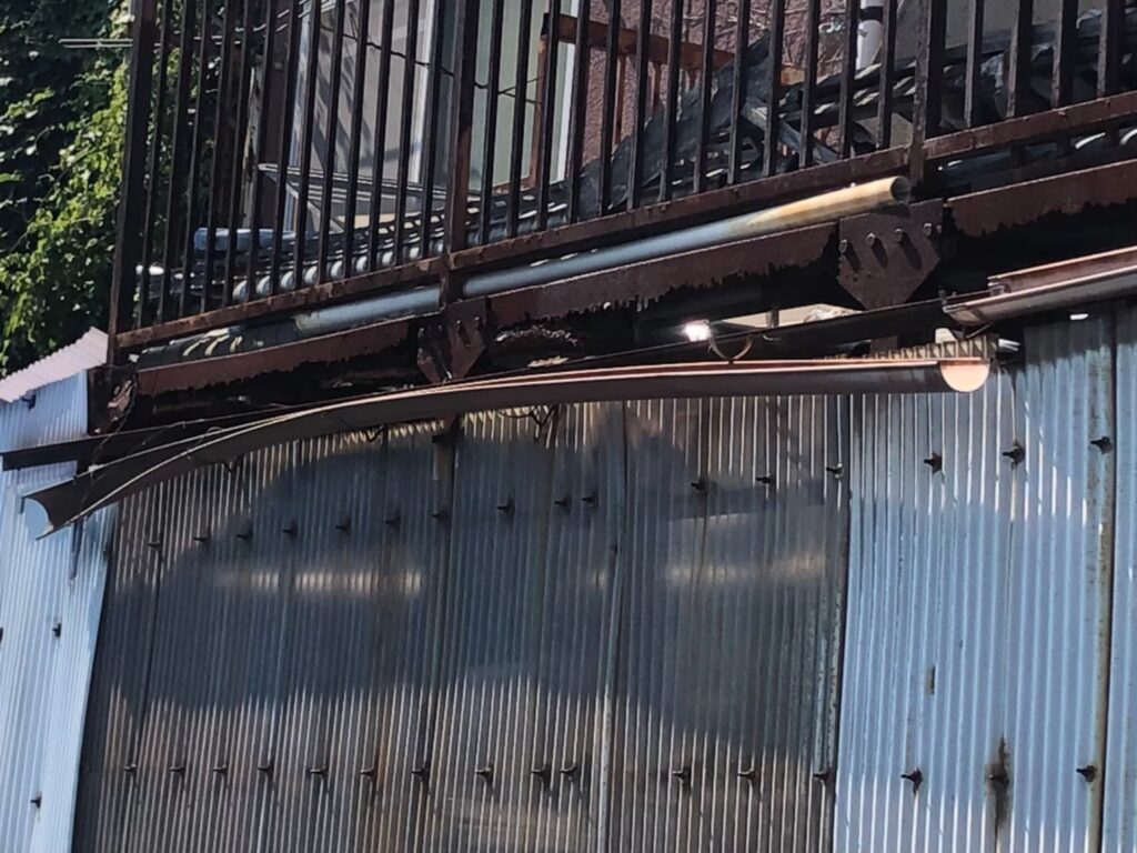 川口市の戸建てで多い雨樋トラブル 排水不良を放置すると基礎まで傷む危険性と、保険申請で費用を抑える方法