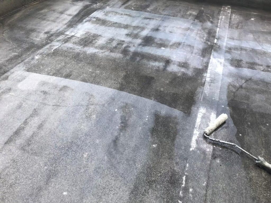 防水プライマーを塗装している写真