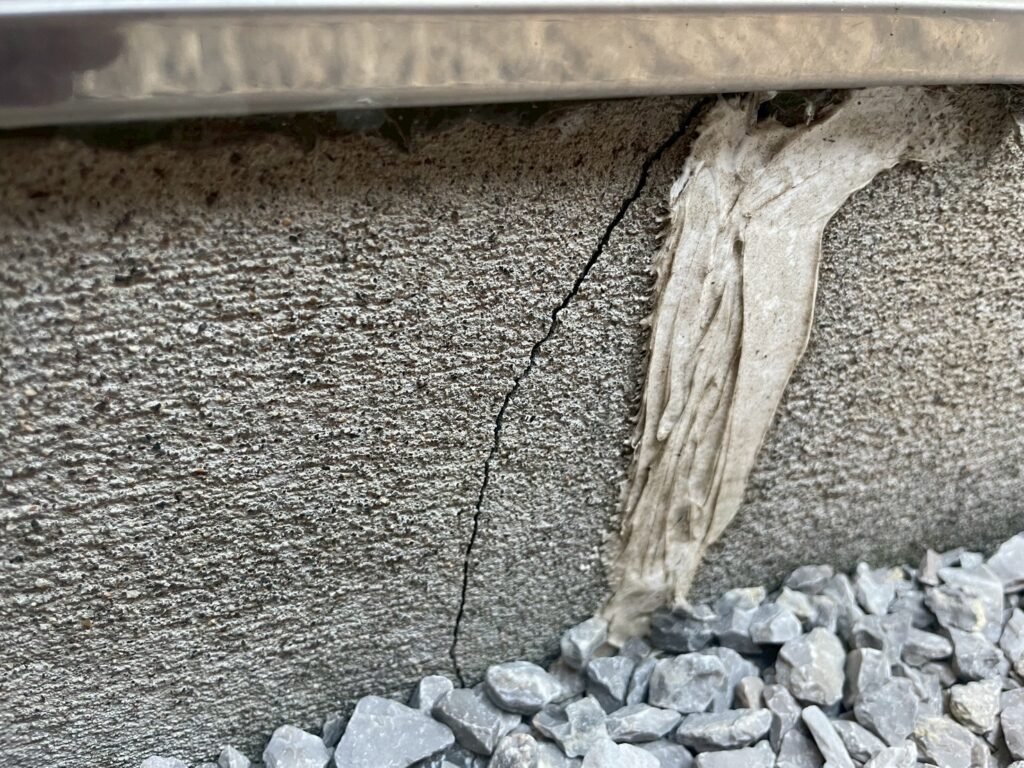 地震の影響により基礎表面にひび割れが広がり、劣化が進行している状況