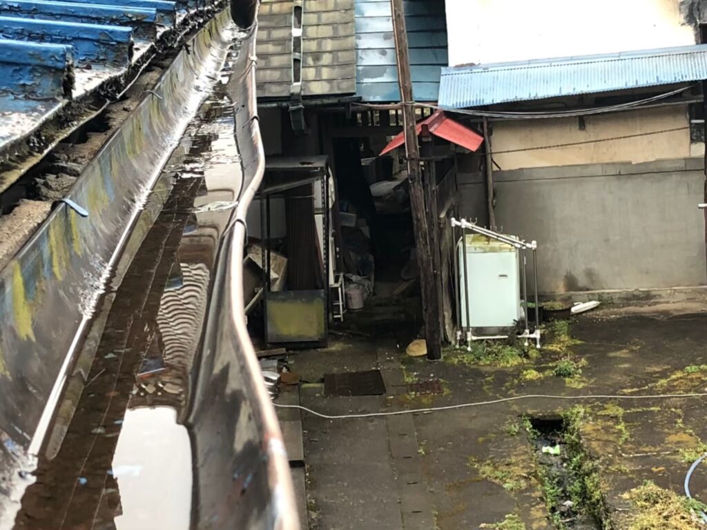 上尾市で雨樋の劣化を見逃さないための5つのチェックポイントとプロが教える修理方法