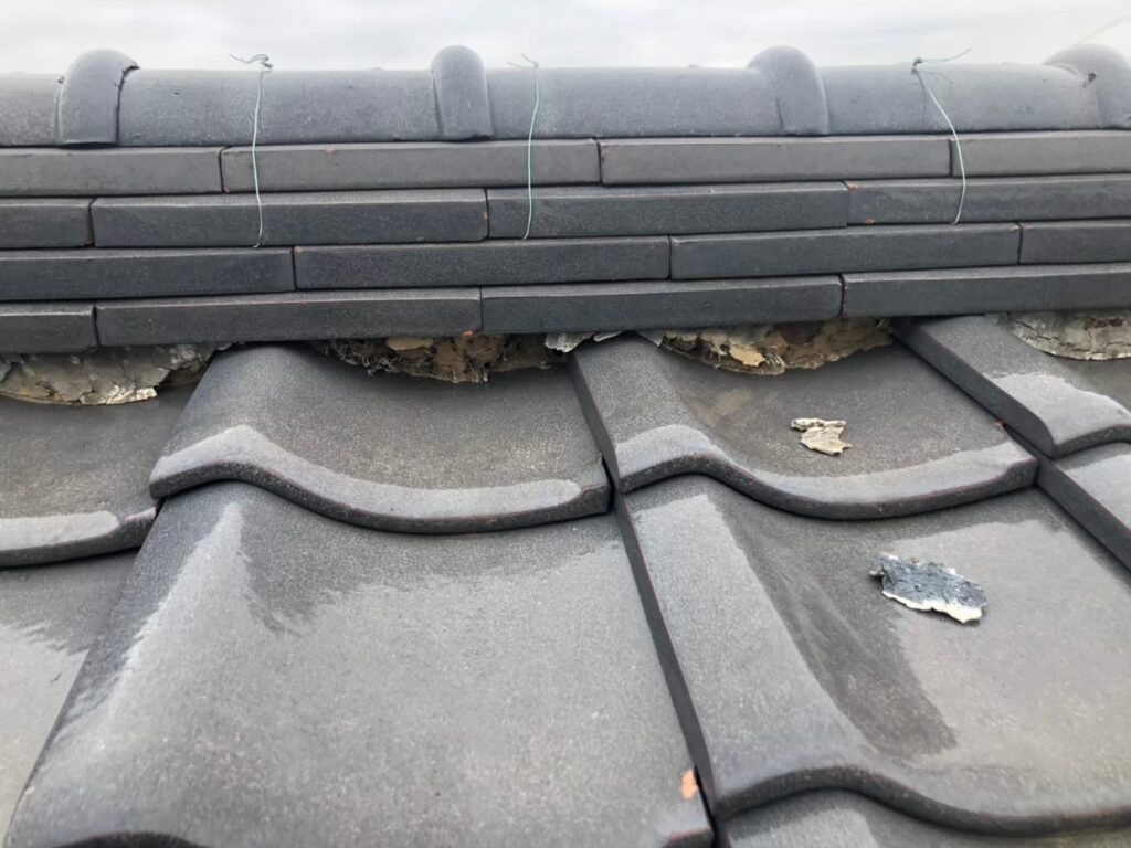 棟部分の漆喰が崩れて飛散し、内部が露出している状態