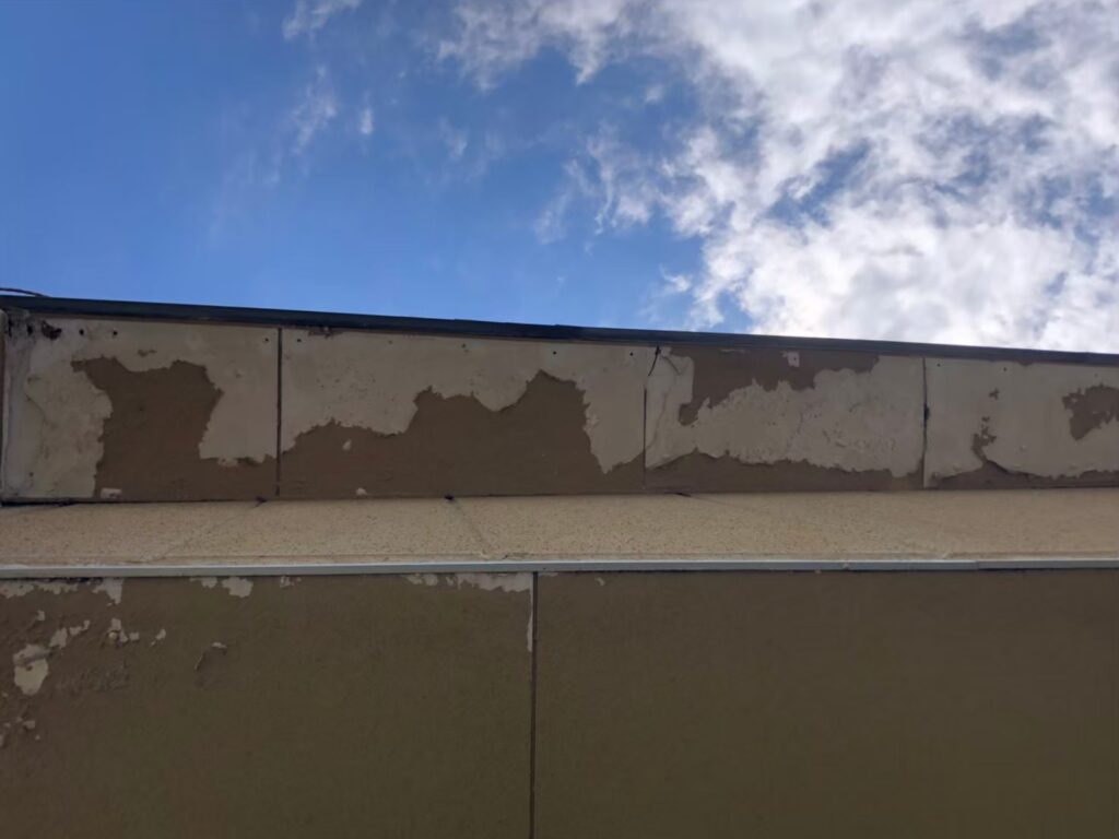 所沢・川越で軒天の雨染みが見つかったケース屋根裏への水侵入を示す重要サインと早期点検の必要性を専門目線で説明