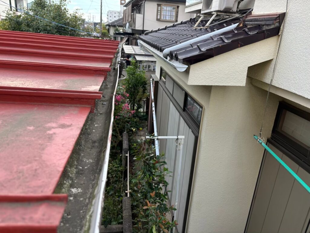強風の影響により雨樋が歪んでいる状態