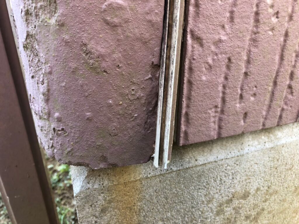 経年劣化によりコーキングが硬化し、浮いている状態