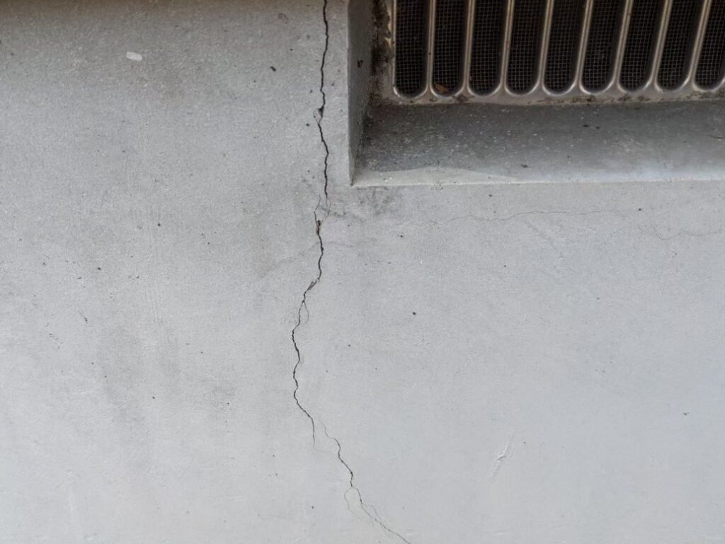 地震の影響により基礎表面にひび割れが広がり、劣化が進行している状況