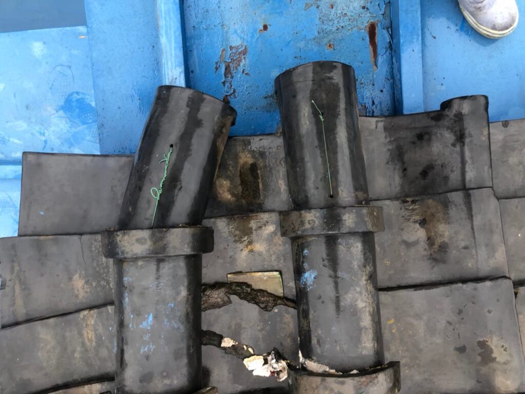 番線が切れた影響で瓦が大きくずれ、屋根全体の安定性が低下している状態