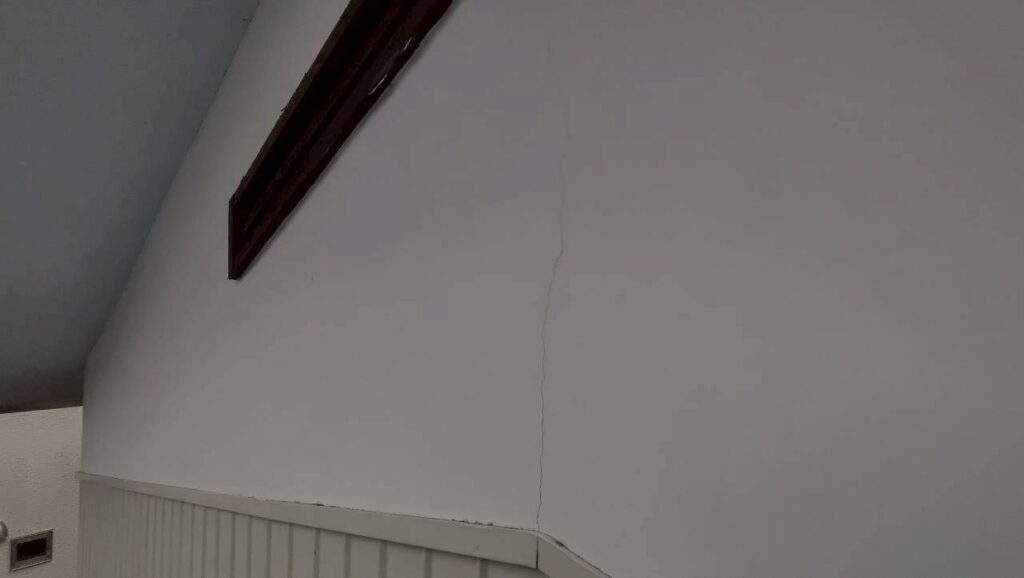 地震の影響により外壁表面にひび割れが発生し、防水性能が低下している状態