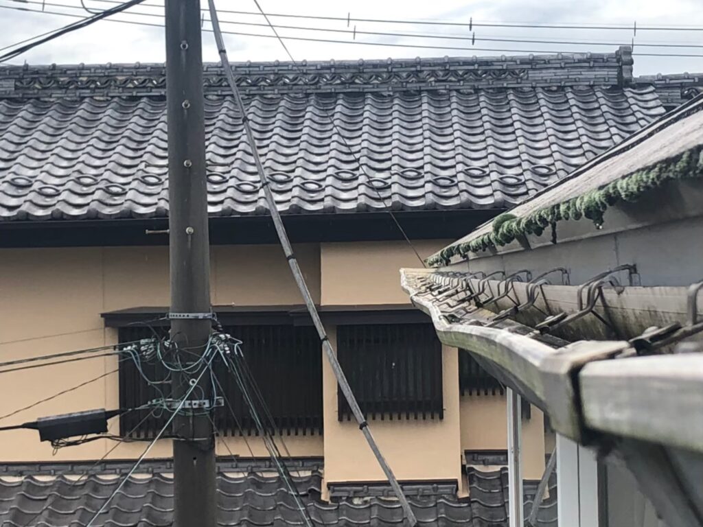 強風の影響により雨樋が大きく歪んでいる状態