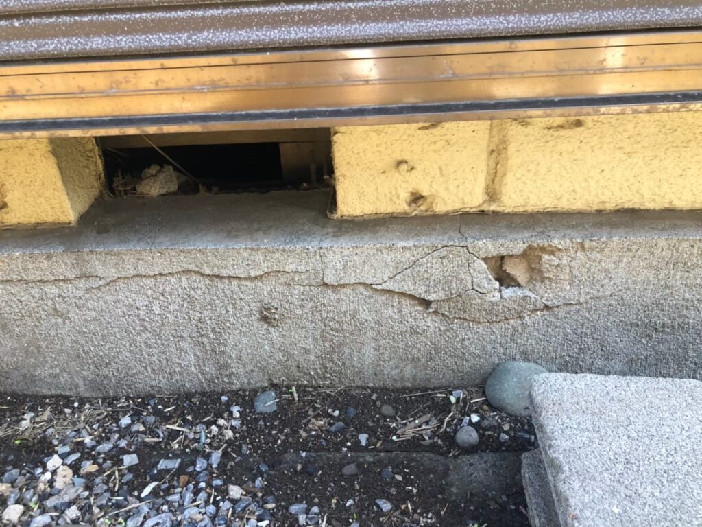 地震の影響により基礎表面にひび割れが広がり、劣化が進行している状況