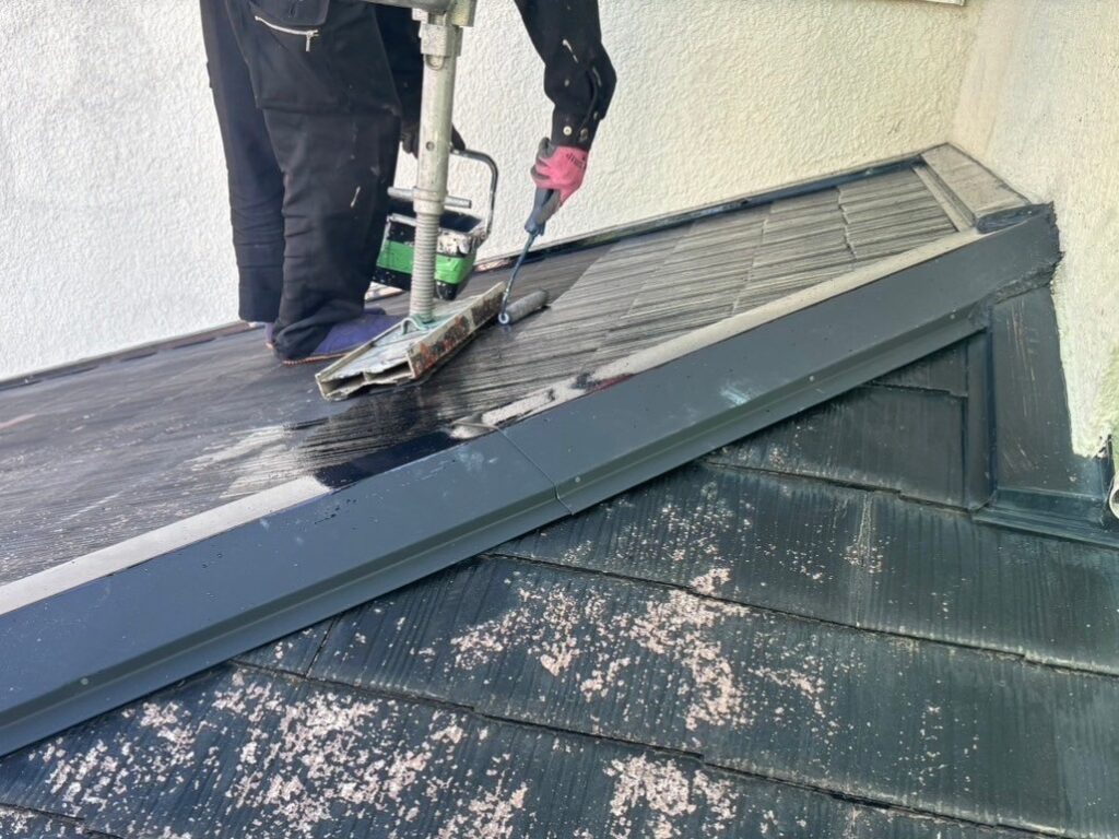 屋根塗装中の様子