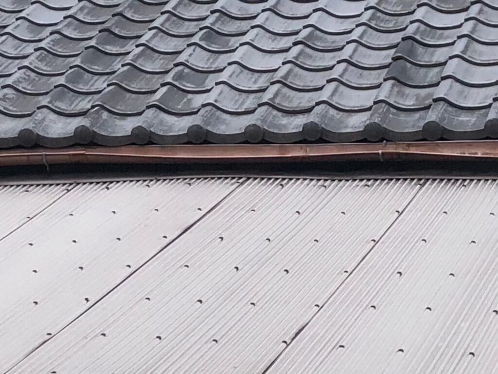 埼玉県全域で起きている落ち葉・砂埃による雨樋の詰まり問題　自分で掃除する際の危険性とプロに依頼すべきケースの判断ポイント