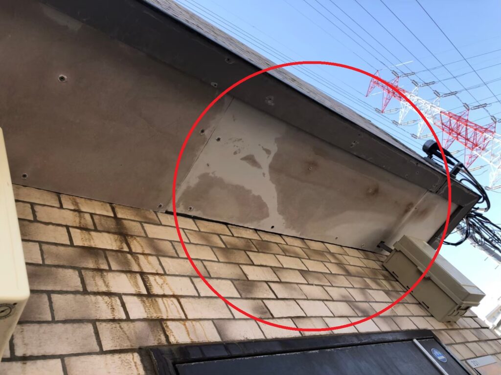 雨漏りによる水分で軒天に茶色い雨染みが生じている状態